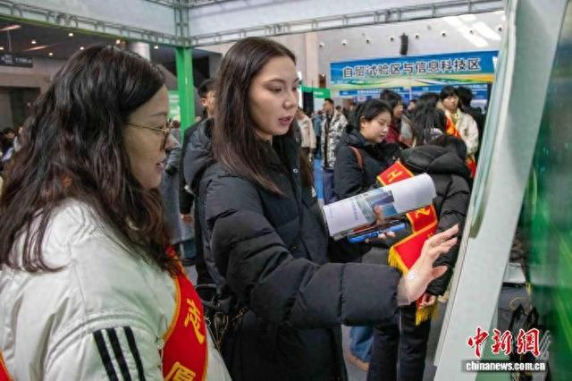 图为招聘大会主会场。赵凯 摄