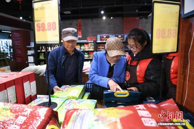 图为超市聋哑员工为顾客服务。 梅镱泷 摄