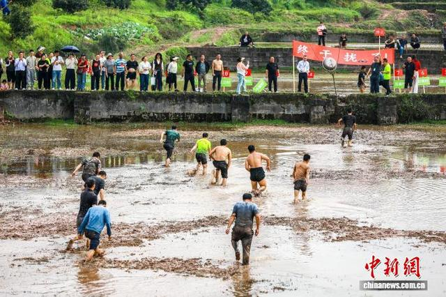 翻田坎比赛。李贵平 摄