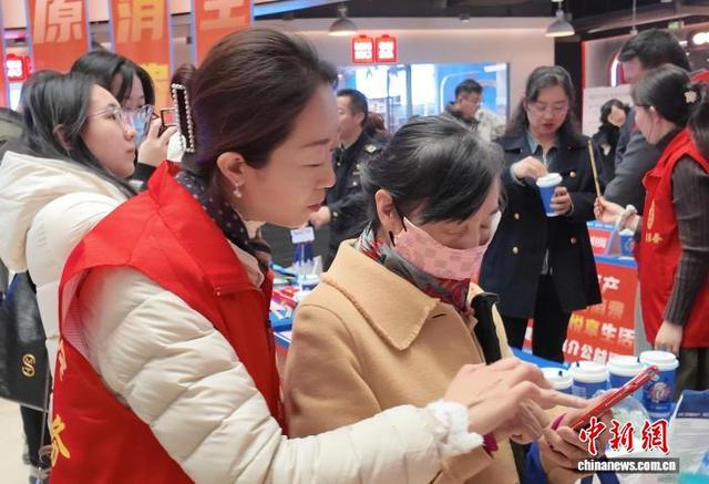 消费者填写问卷。肖艳 摄