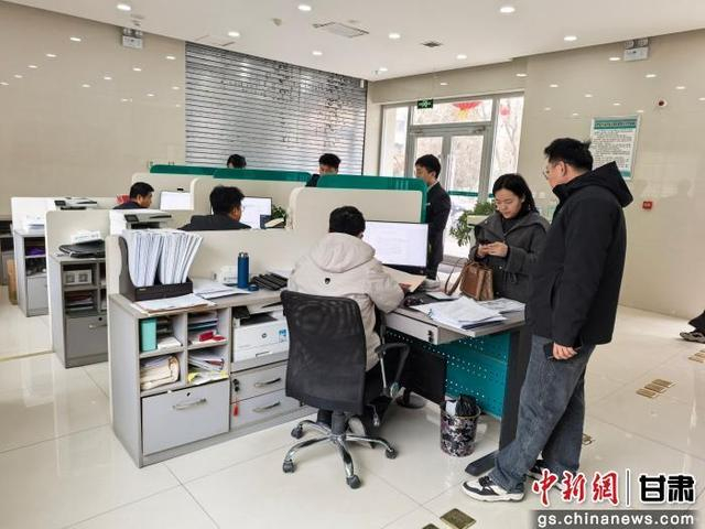 图为农户在中国农业银行瓜州支行办理贷款业务。瓜州县委宣传部供图