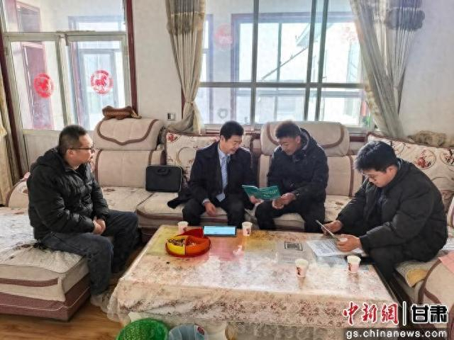 图为中国农业银行瓜州支行工作人员主动上门服务，将银行“柜台”搬到了农户家中。瓜州县委宣传部供图
