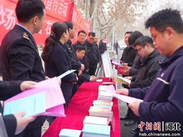 图为该县市场监督管理局工作人员正在讲解消费者权益保护知识。 王佳琪 摄