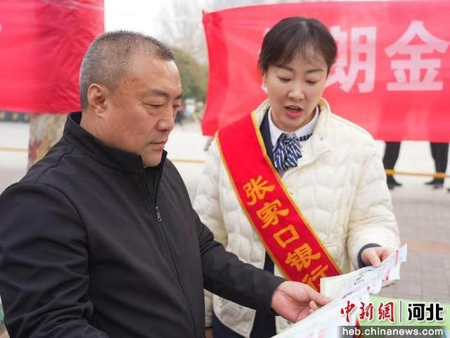 图为该县银行工作人员针对老年群体开展金融“一对一”宣讲。 王佳琪 摄