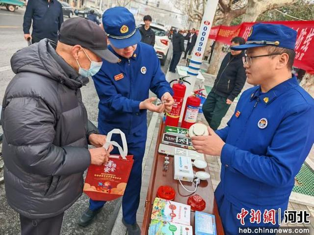 图为该县消防部门工作人员普及家庭防火知识及消防器材正确使用方法。 王佳琪 摄