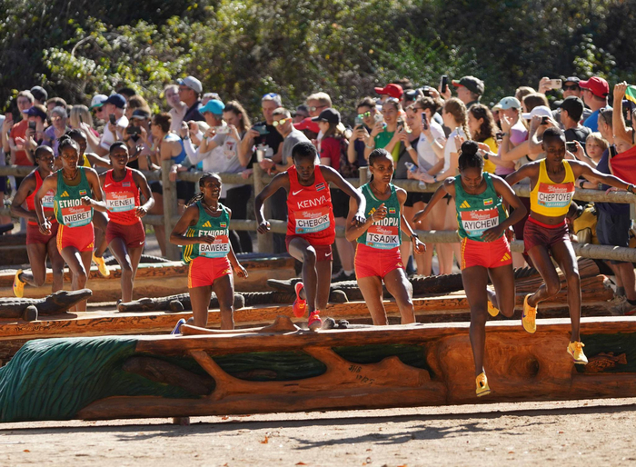 1月10日，参赛选手在女子成年组比赛中。 新华社记者 张凤国 摄