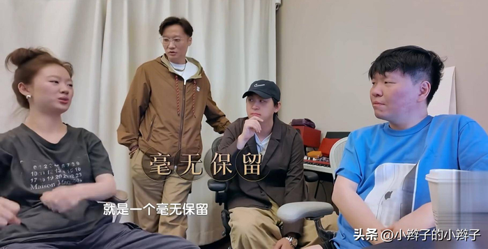 最后，说一句关于常石磊的事：在中国内地，能够为单依纯提供音乐制作支持的前辈并不多。李荣浩、胡彦斌、李健等人固然才华横溢，但常石磊无疑是她最能依赖的音乐导师。如果单依纯离开了常石磊，这不仅会影响她的音乐风格，也可能让华语音乐失去一个最具潜力的声音。