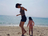 卢靖姗晒母子三人海边照，二胎产后3个月状态好，3岁女儿长腿抢镜