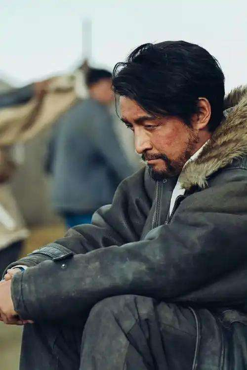 随着《生命树》的热播，胡歌的表现收获了全网好评。话题#胡歌新剧刷脸进贼窝#24小时阅读量突破了3亿，网友纷纷留言：这才是实力派该有的样子。那么，作为胡歌的粉丝或剧迷，你是否喜欢他在《生命树》中饰演的多杰队长？你觉得这个角色能否成为他的又一经典代表作？欢迎在评论区留下你的看法与讨论。