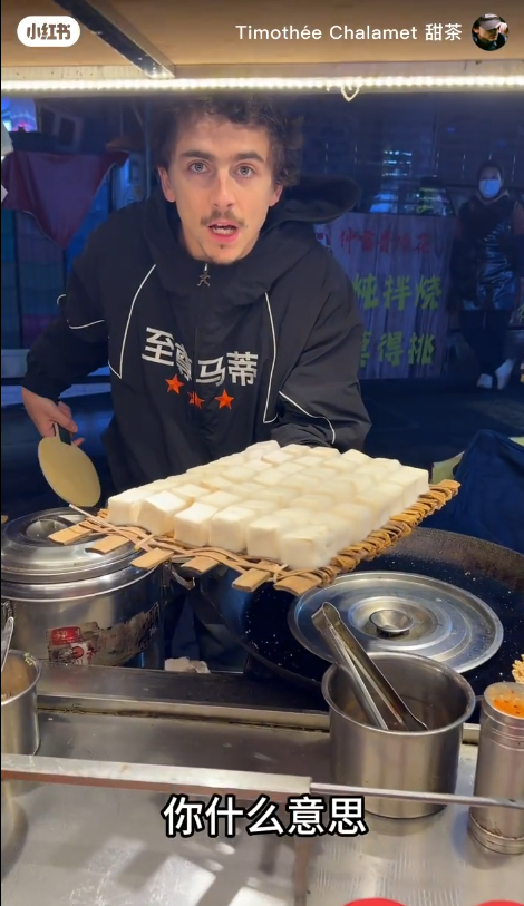 虽然诡异到像AI，但这就是他本人