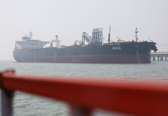 　　▲当地时间2026年3月12日，印度孟买，一艘悬挂利比里亚国旗的油轮于11日晚间抵达印度孟买港，这是中东局势紧张以来，第一艘穿越霍尔木兹海峡抵达印度的油轮。图/IC photo