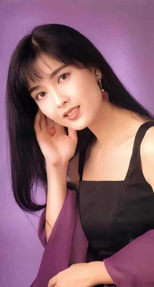  然而，尽管这些名单内容引起了众多热议，仍有很多爆料内容存在不一致之处。一些早期版本中曾提及过李若彤、刘若英、郑秀晶等重量级人物的参与，而近期的名单却显示周慧敏和詹雯婷成为核心，网友们纷纷质疑是否反复被溜粉。这些女星究竟是否会出现在《浪姐7》的舞台上，依然是一个悬而未决的问题。 有消息称，本季初舞台将会进行全程直播，节目将进一步加强表演的严苛性，可能会新增生存战+solo环节。虽然阵容被认为是稳扎稳打保热度，但相较于过去的几季，缺少了像宁静这样的压阵前辈，也让不少观众对节目能否维持热度表示怀疑。尤其是节目近年口碑出现了下滑，一度让人担忧节目是否还能保持原有的吸引力和话题性。一切的答案，只有等到节目正式播出后才能揭晓。