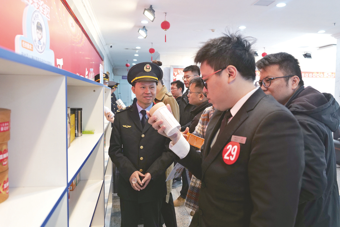     消费者代表参与消费维权“侦探超市”互动小游戏，学习消费维权知识。    （杨程云 摄）