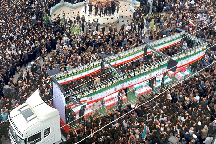 3月3日，在伊朗南部米纳卜市，人们走上街头为遭到美以空袭小学的遇难者举行葬礼。新华社/迈赫尔通讯社