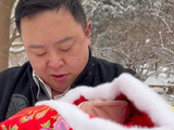 第一次当爸真激动，阎鹤祥抱52天女儿出门看雪，把自己感动到眼红