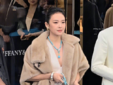 章子怡大地色系亮相Tiffany开幕，温婉笑容展自信