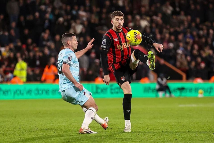 伯恩利上一轮不敌埃弗顿，排名第19；伯恩茅斯上一轮战平布伦特福德，排名第9。