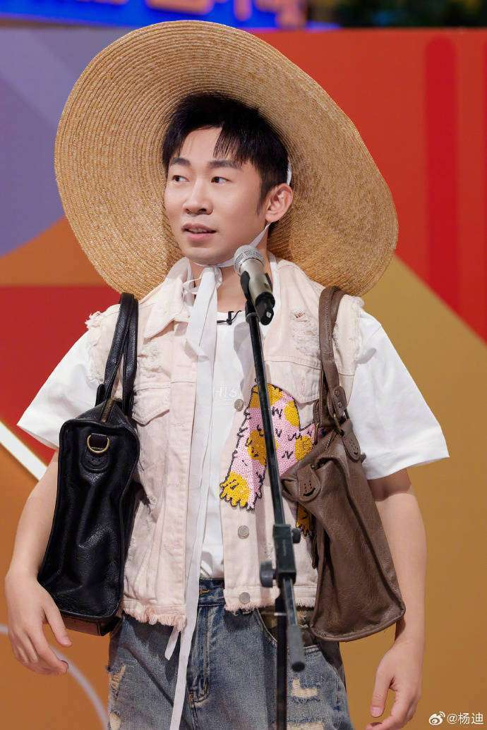  其实，杨迪和魏大勋这对活宝早已贡献了无数经典名场面。记得之前在《周五晚高疯》里，杨迪失手巴掌扇到魏大勋脸上，魏大勋立马倒地，哀嚎道：巴掌还带导航！这一反应被网友们封为综艺教科书，至今让人印象深刻。而这次的推眼镜模仿，更是让观众纷纷呼吁：建议把他们俩锁死在综艺里！大家都在好奇，下一期节目，杨迪又会解锁哪个明星的名场面，继续逗乐我们呢？