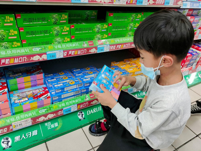 多口味礼盒款的儿童牙膏受到小朋友的喜爱。