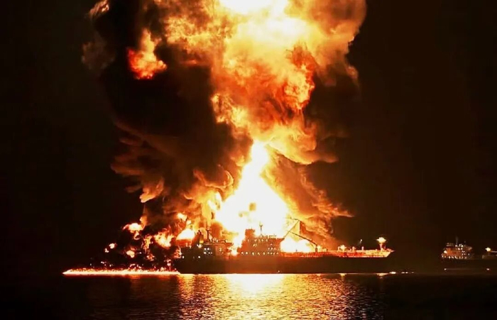 3月11日，一艘油轮在伊拉克巴士拉附近霍尔祖拜尔港的船对船转运区起火燃烧。