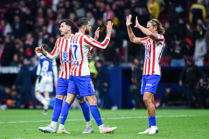 3月7日，马德里竞技队球员庆祝胜利。 新华社发（古斯塔沃·巴连特摄）