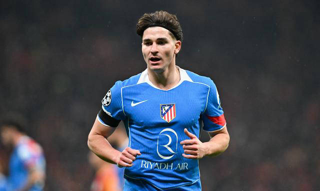 表现亮眼的还有马竞前锋阿尔瓦雷斯，他贡献了两粒进球和一次助攻，是球队取胜的最大功臣。赛后他坦言，能在关键比赛中把握住对方失误，是本场比赛获胜的重要因素。虽然领先优势明显，但阿尔瓦雷斯强调球队绝不会掉以轻心，下回合仍需全力以赴，争取晋级欧冠下一轮。此次精彩表现也彰显了他在高压赛事中的决断力和稳定发挥，堪称球队不可或缺的利器。