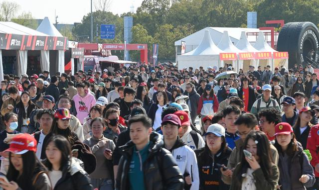 2026年3月13日，临近开赛，车迷涌入上赛场。澎湃新闻记者 吴栋 图