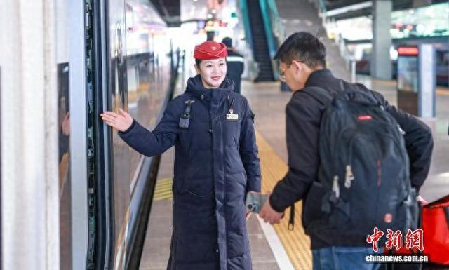 旅客在北京南站乘坐京津城际列车。记者 贾天勇 摄