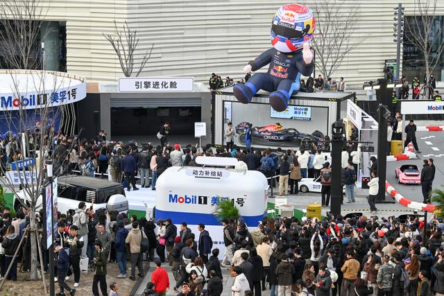 2026年3月11日，人气车手，红牛车队的维斯塔潘现身上海西岸，引发了车迷围观。澎湃新闻记者 吴栋 图