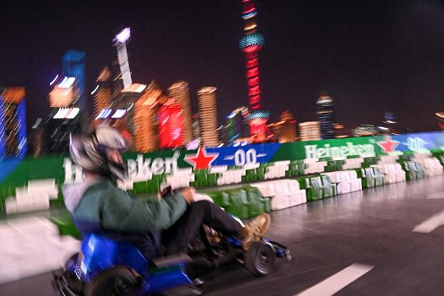 2026年3月14日，夜里，家住北外滩附近的沈先生与他的家人一同体验北外滩格子起嘉年华的卡丁车项目。澎湃新闻记者 吴栋 图