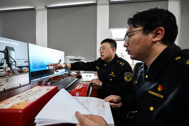 天津市市场监管综合行政执法总队工作人员查看涉案公司的私域直播间录像回放。新华社记者赵子硕 摄