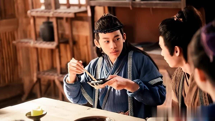 图片来源：微博《荒年全村啃树皮，我有系统满仓肉》