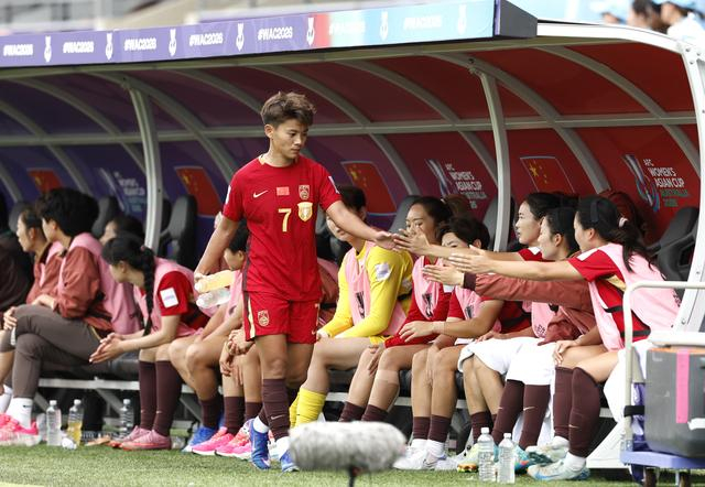 王霜被换下场后与替补席上的队友击掌。图片来源：新华社