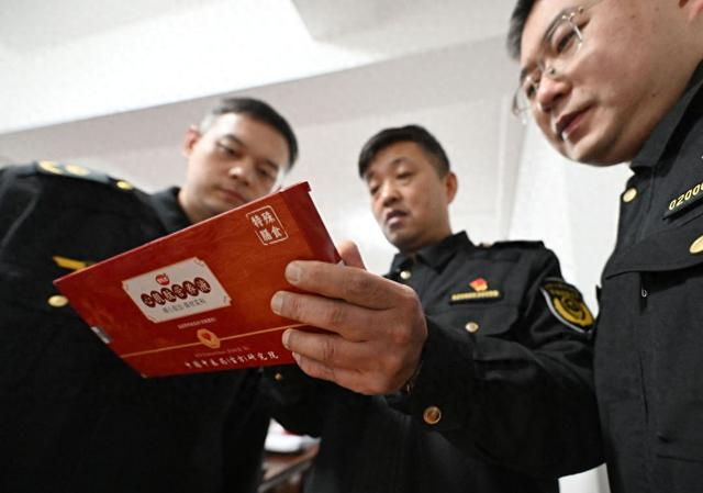 天津市市场监管综合行政执法总队工作人员在查看涉案的直播间产品。新华社记者赵子硕 摄