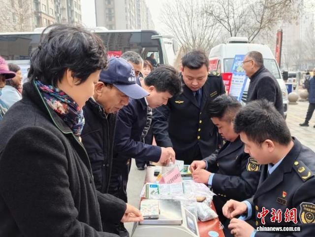 聊城市东昌府区举行“提升消费品质、优化消费环境”暨放心消费单位形象展示活动。东昌府区委宣传部供图