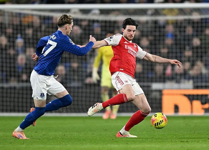 阿森纳上一轮击败布莱顿，排名榜首；埃弗顿上一轮击败伯恩利，排名第8。