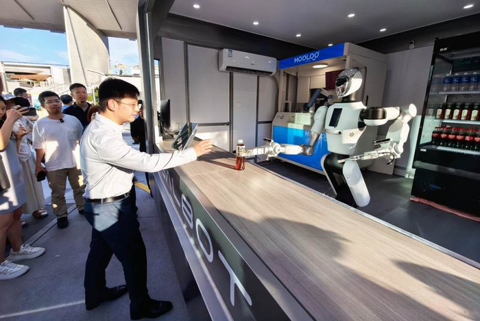 2025年8月7日，全球首个具身智能机器人当店员的“智慧小卖部”银河太空舱亮相中关村大融城。资料图/新京报记者 浦峰 摄