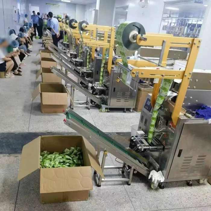 公安机关在生产车间查获的梅子。