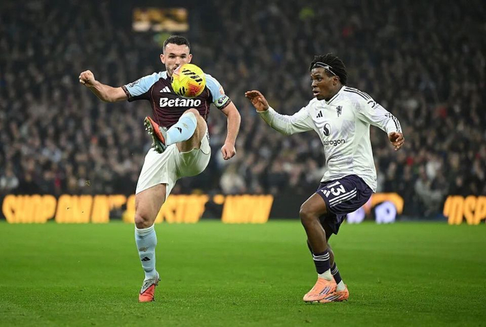 曼联上一轮不敌纽卡，排名第3；维拉上一轮不敌切尔西，排名第4。