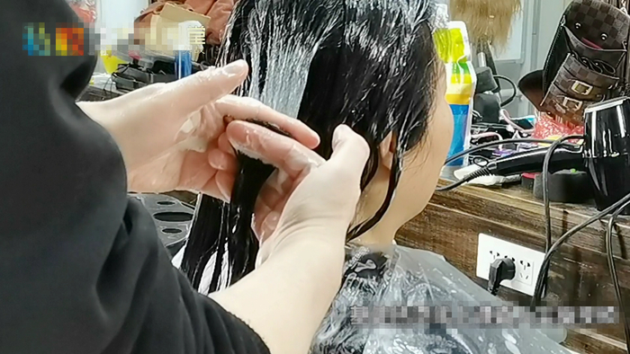年过五十发量少怎么烫减龄?摩根烫螺旋卷,蓬松洋气又显发量多烫发发型发梢_订阅|网易新闻|发型设计|发蜡|发根|洗发水_新浪新闻