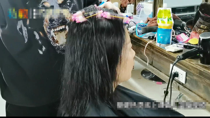 年过五十发量少怎么烫减龄?摩根烫螺旋卷,蓬松洋气又显发量多烫发发型发梢_订阅|网易新闻|发型设计|发蜡|发根|洗发水_新浪新闻