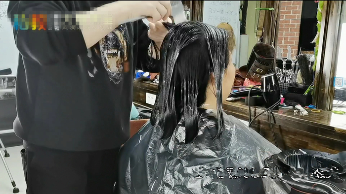 年过五十发量少怎么烫减龄?摩根烫螺旋卷,蓬松洋气又显发量多烫发发型发梢_订阅|网易新闻|发型设计|发蜡|发根|洗发水_新浪新闻