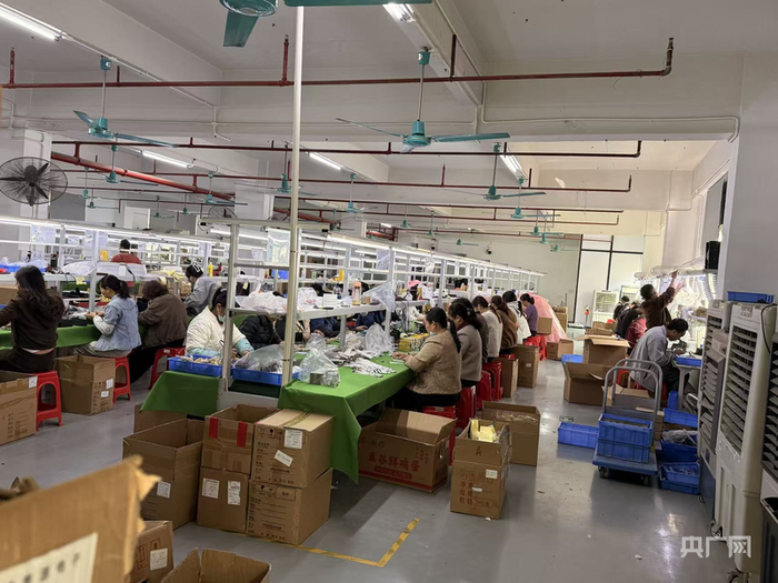 正鹏仕仍在生产带有3C标志的充电宝（总台中国之声记者任梦岩 摄）