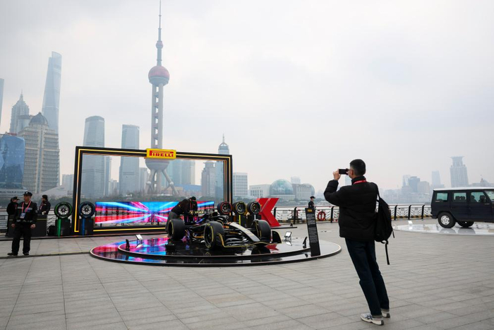 　　3月16日，人们在北外滩国客中心码头展示的赛车前拍照。新华社记者 王翔 摄