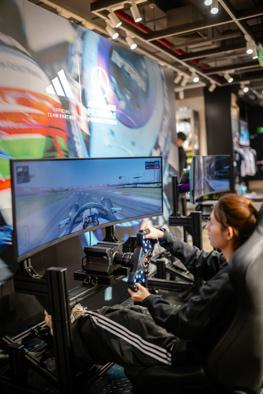 阿迪达斯上海南京东路品牌中心焕新，打造沉浸式F1赛车主题空间 图片来源：阿迪达斯