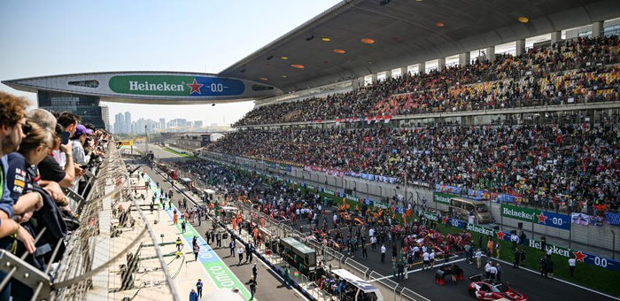 　　3月22日，参赛选手在上海国际赛车场举行的世界一级方程式赛车锦标赛（F1）中国大奖赛冲刺赛发车前。新华社记者 夏一方 摄