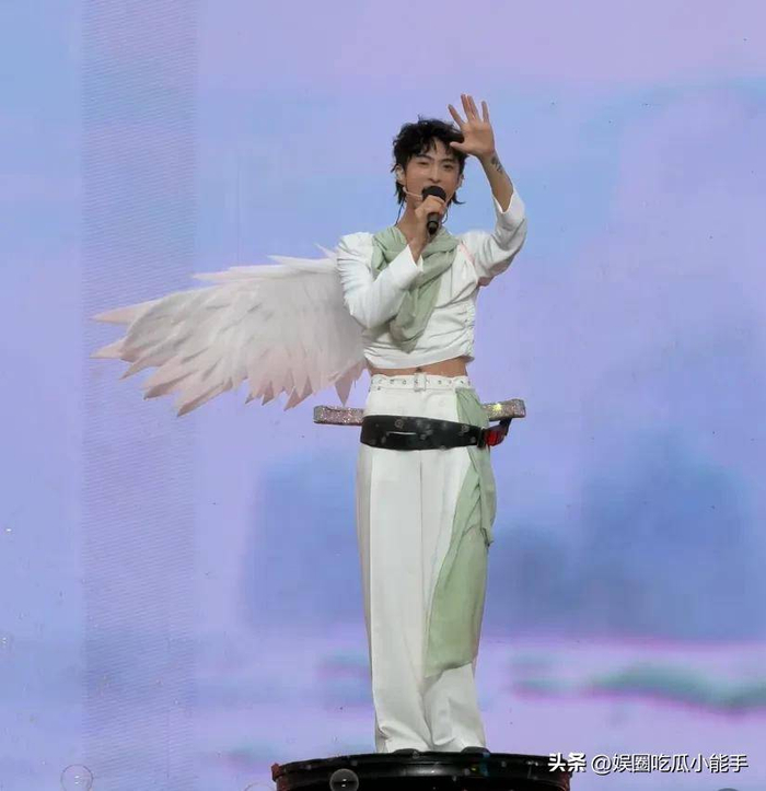 恩利首个音乐节,演唱庾澄庆《情非得已》,伊能静亲自到现场支持|庾恩利|儿子|浅绿色|工装裤|白色_新浪娱乐_新浪新闻
