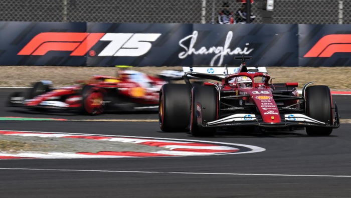 　　3月22日，法拉利车队车手勒克莱尔（右）和队友汉密尔顿在比赛中。新华社记者 夏一方 摄