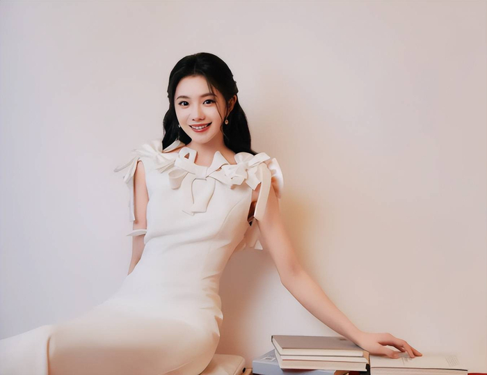 她的演艺之路，充满了无限的可能和期待。