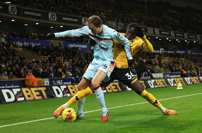 布伦特福德上一轮战平伯恩茅斯，排名第7；狼队上一轮击败利物浦，排名垫底。